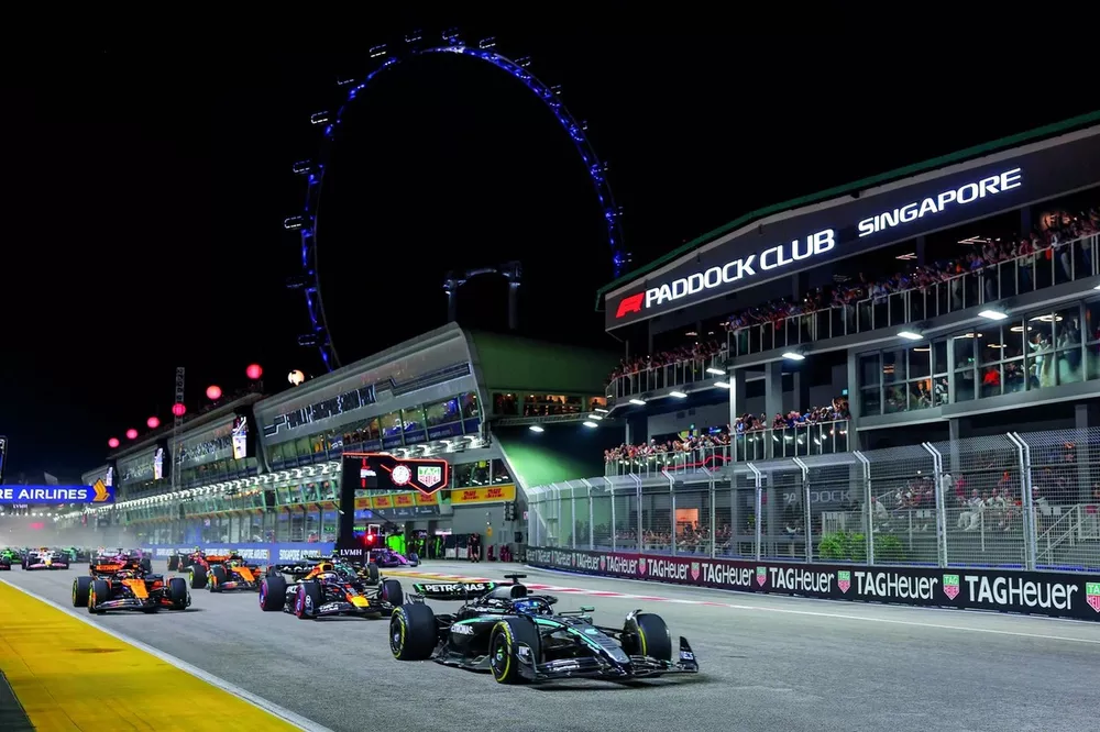 George Russell, Mercedes AMG Petronas F1 Team W16, Max Verstappen, Red Bull Racing RB21, Oscar Piastri, McLaren MCL39 Mercedes