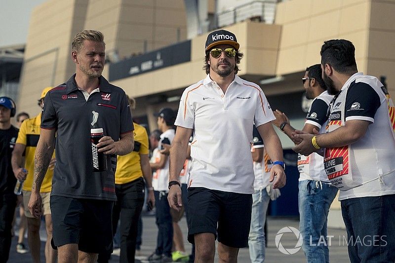Kevin Magnussen, Haas F1 and Fernando Alonso, McLaren on the drivers parade