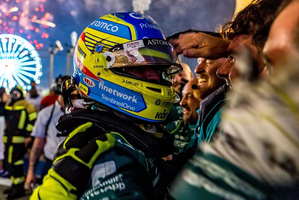 Fernando Alonso, Aston Martin F1 Team, 3&ordf; posici&oacute;n, celebra en Parc Ferme