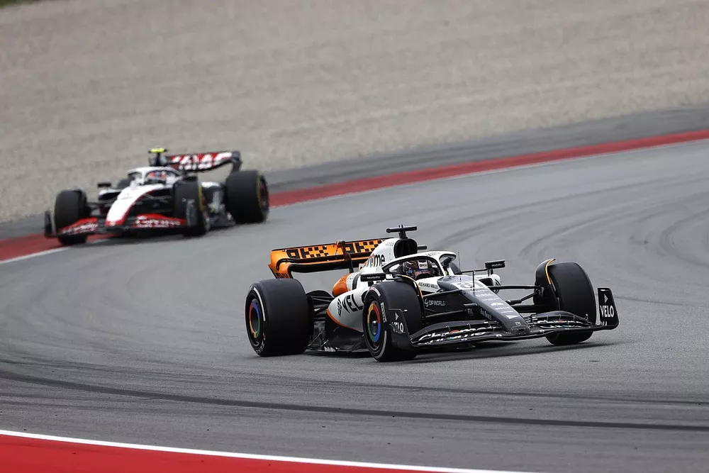 Oscar Piastri, McLaren MCL60, Nico Hulkenberg, Haas VF-23
