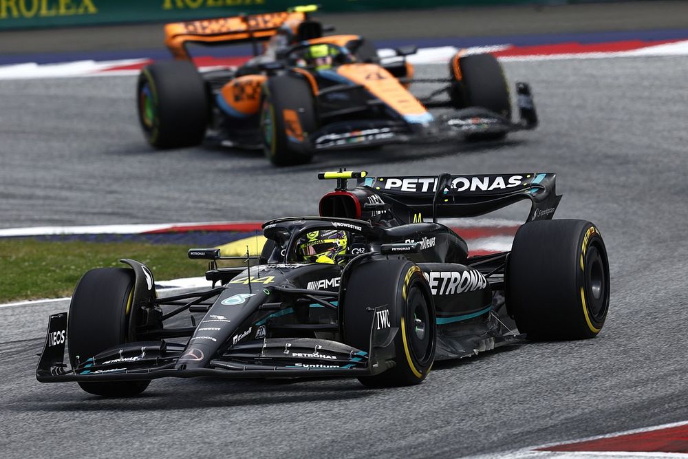 Lewis Hamilton, Mercedes F1 W14, Lando Norris, McLaren MCL60