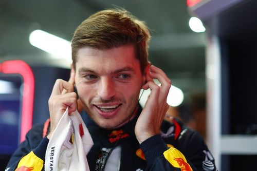 苦悶するフェルスタッペン、FP2では初めて角田裕毅が先行……”投げ捨て”たのはタオル！？「危険だったからラインを外して投げ捨てた」