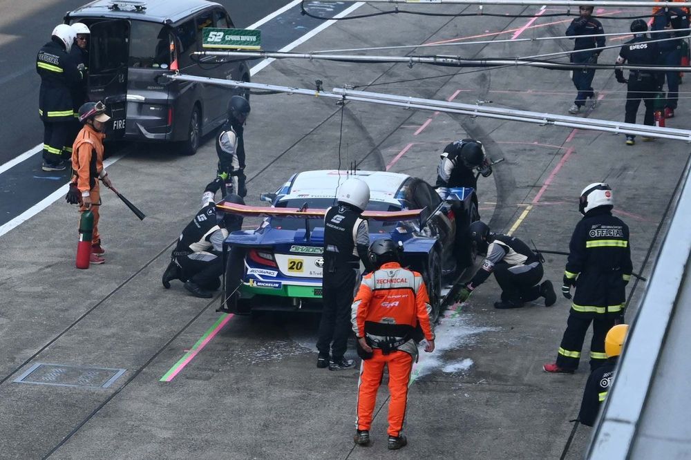 シェイドレーシング、鈴鹿で再び火災に見舞われる。ウォームアップ後の