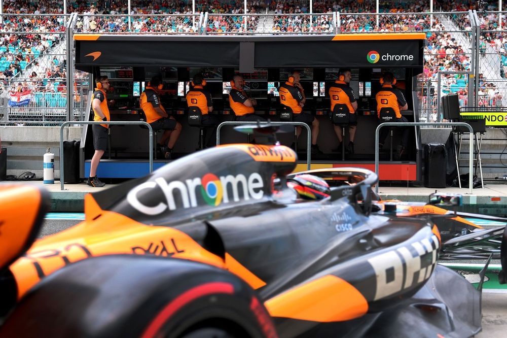 Zak Brown et les ing&eacute;nieurs McLaren sur le muret des stands