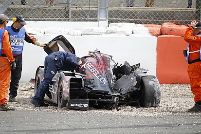 Ayağını kıran Senna, Silverstone yarışından çekildi