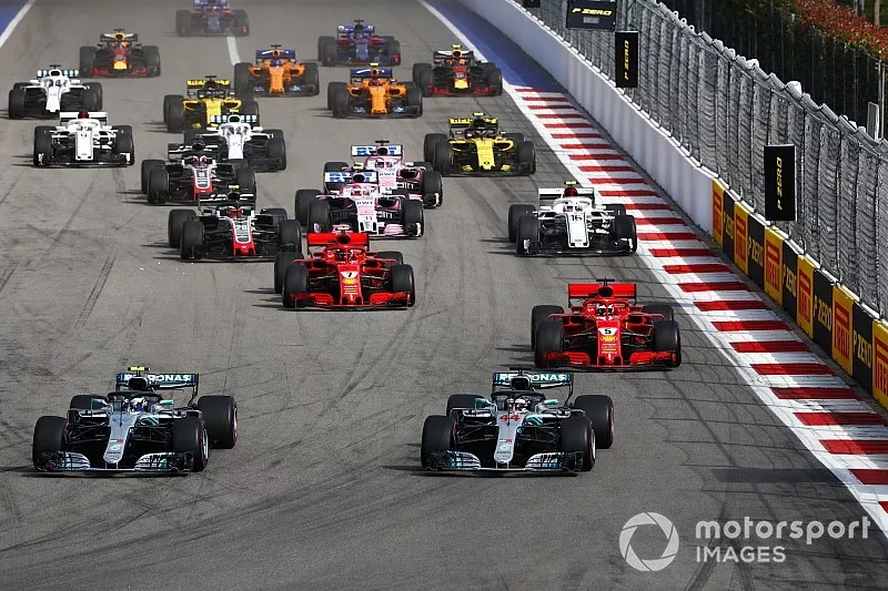 D&eacute;part : Valtteri Bottas, Mercedes AMG F1 W09 devant Lewis Hamilton, Mercedes AMG F1 W09, et Sebastian Vettel, Ferrari SF71H