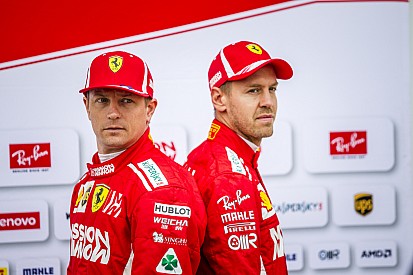 Búcsúajándék: Räikkönen és Vettel sisakot cseréltek