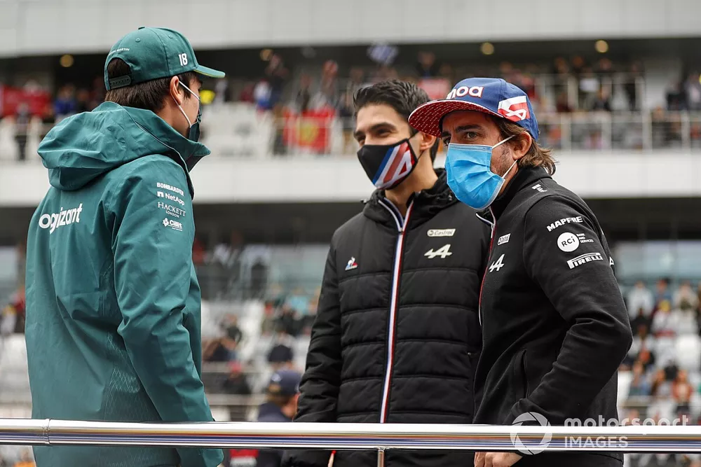 Lance Stroll, Aston Martin, Esteban Ocon, Alpine y Fernando Alonso, Alpine, desfile de pilotos