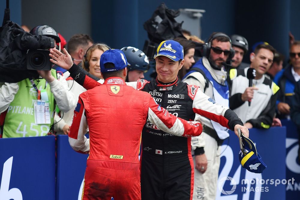 Kamui Kobayashi si congratula con Antonio Fuoco