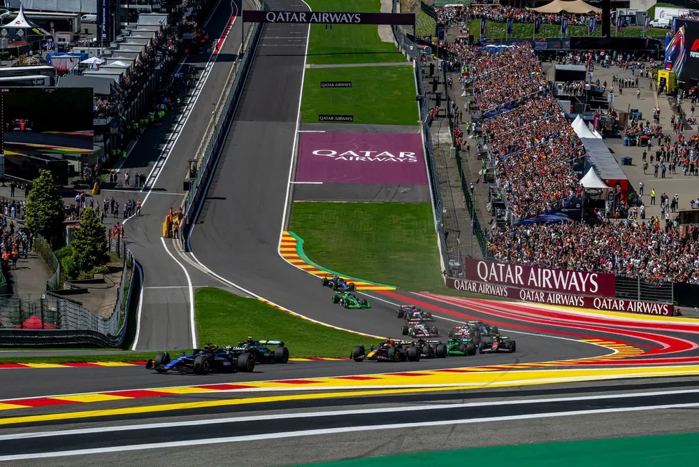 Alex Albon, Williams FW46, Fernando Alonso, Aston Martin AMR24, Max Verstappen, Red Bull Racing RB20, Esteban Ocon, Alpine A524, the remainder of the field at the start