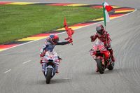 Dramática caída de Martín le cede la victoria a Bagnaia en Sachsenring