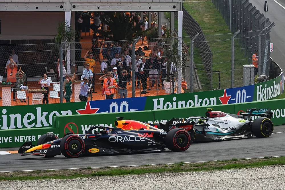 Max Verstappen, Red Bull Racing RB18, lucha con Lewis Hamilton, Mercedes W13, por el liderato en la reanudaci&oacute;n