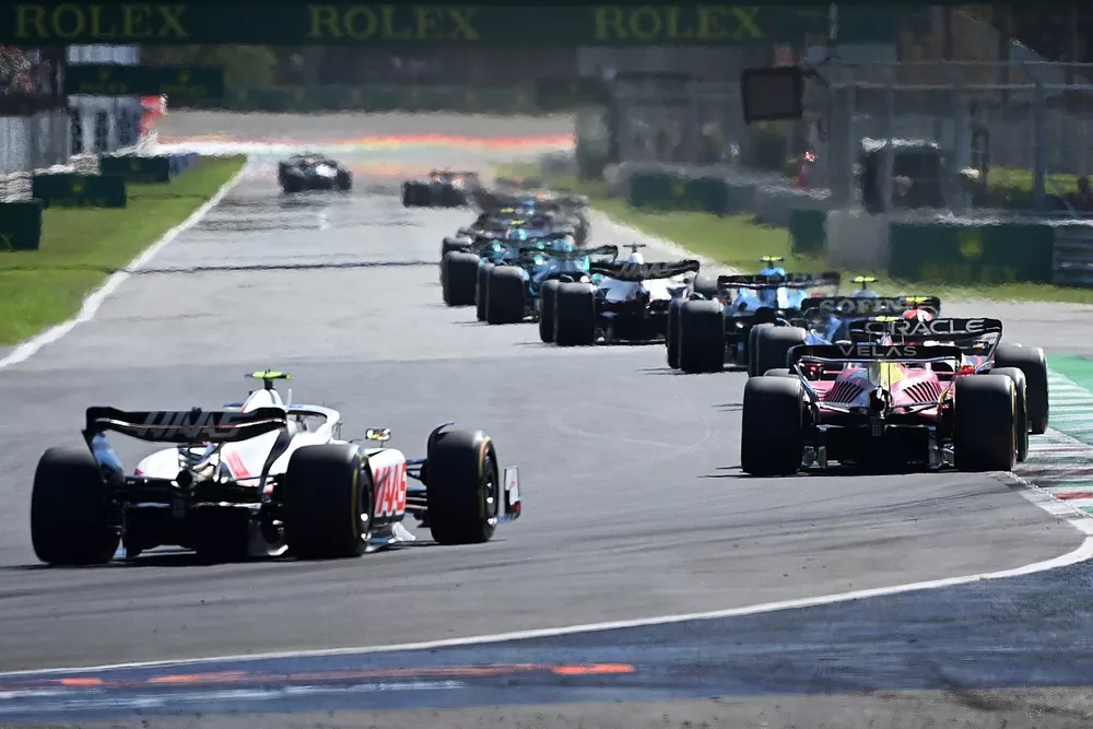 Sergio Perez, Red Bull Racing RB18, Carlos Sainz, Ferrari F1-75, Mick Schumacher, Haas VF-22, dans le tour de formation