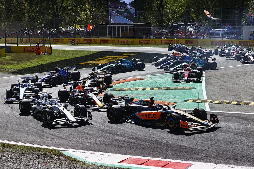 Daniel Ricciardo, McLaren MCL36, Pierre Gasly, AlphaTauri AT03, Max Verstappen, Red Bull Racing RB18, Fernando Alonso, Alpine A522
