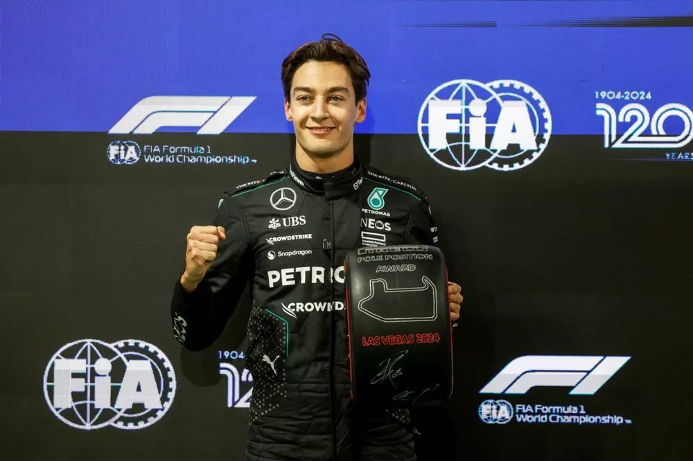 Le poleman George Russell, Mercedes-AMG F1 Team, avec le troph&eacute;e Pirelli de la pole position
