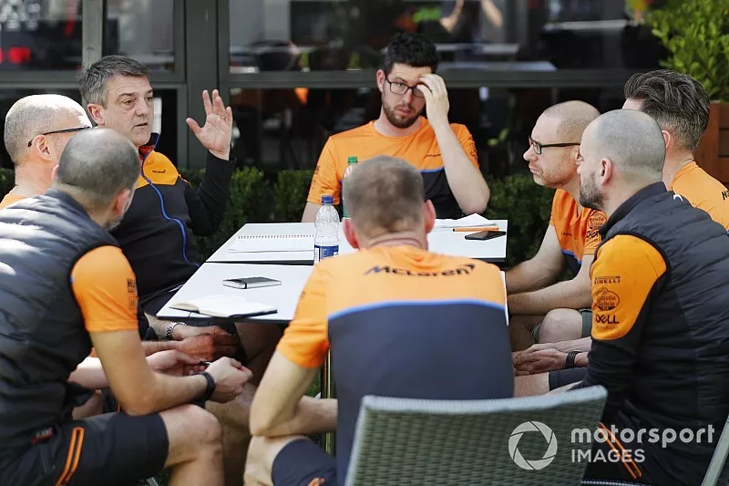 Les membres de l'&eacute;quipe McLaren en r&eacute;union