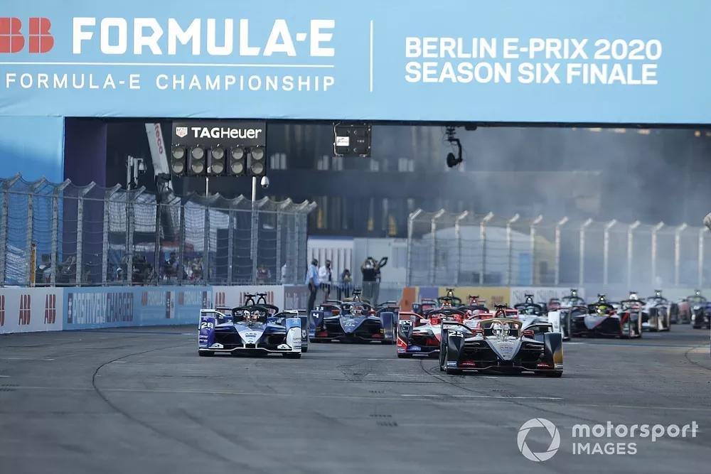 Race Start with Jean-Eric Vergne, DS Techeetah leading   