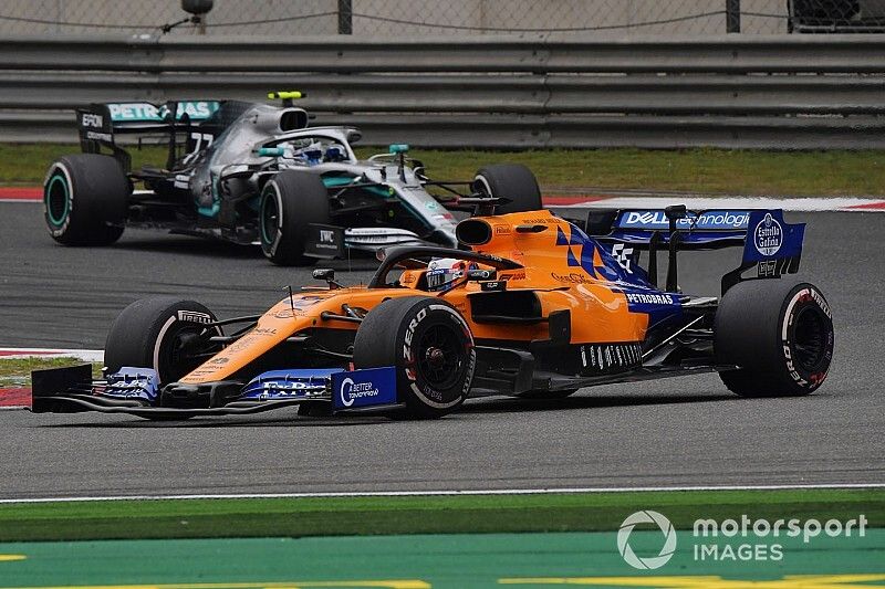 Carlos Sainz Jr., McLaren MCL34, leads Valtteri Bottas, Mercedes AMG W10