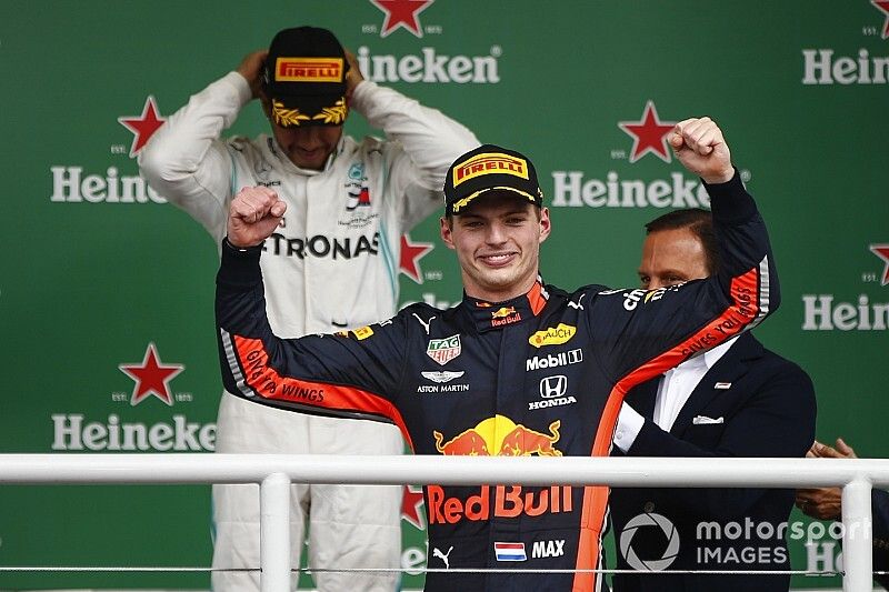 Podio: ganador de la carrera Max Verstappen, Red Bull Racing y el tercer lugar Lewis Hamilton, Mercedes AMG F1