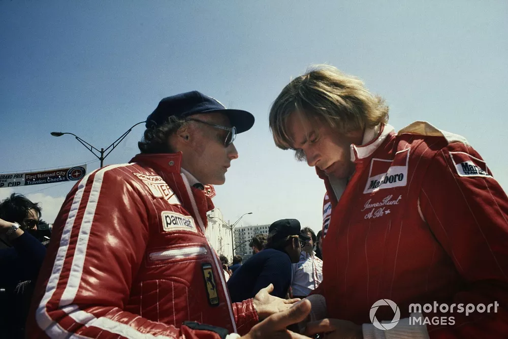 Niki Lauda and James Hunt talk in the pits