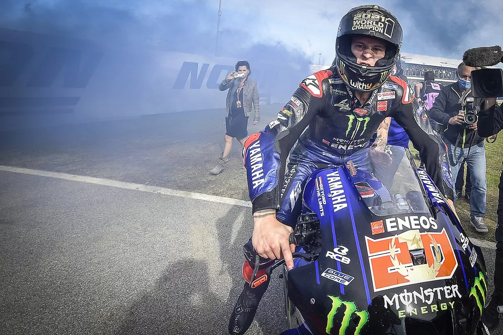 El Campe&oacute;n del Mundo Fabio Quartararo, Yamaha Factory Racing celebra