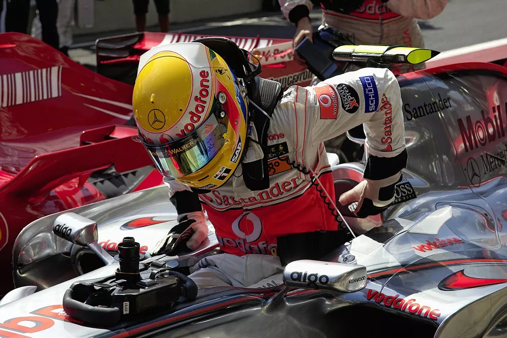 Lewis Hamilton sort de sa McLaren MP4-22