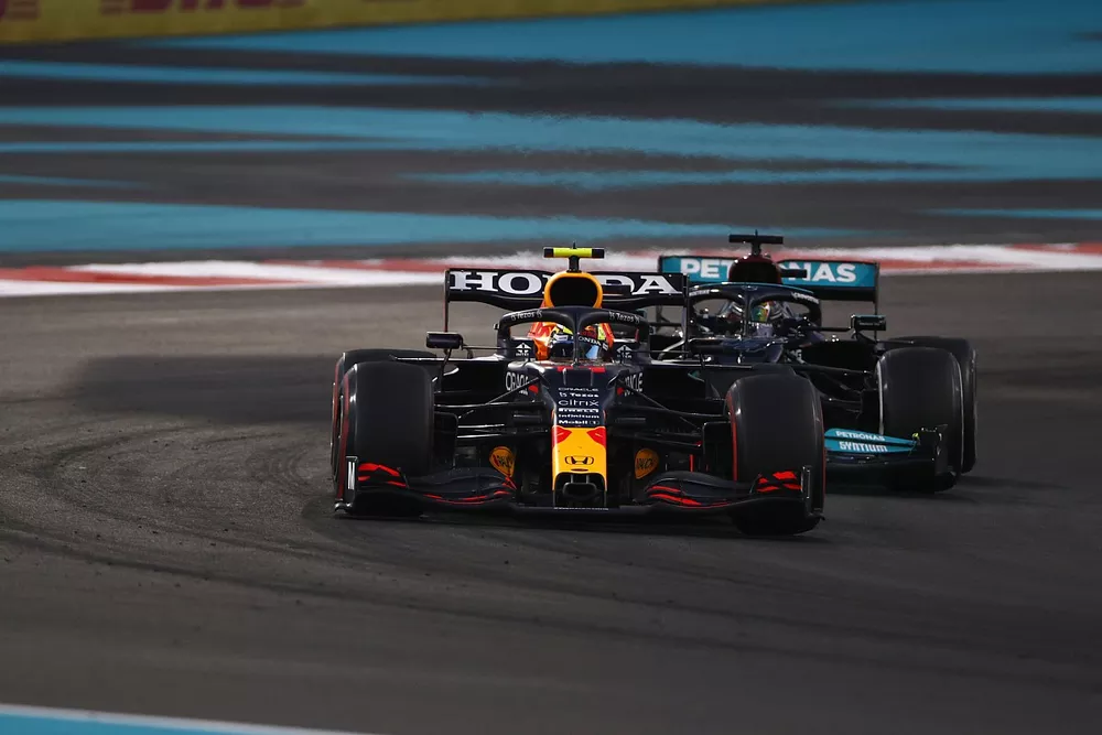 Sergio P&eacute;rez, Red Bull Racing RB16B, lucha con Lewis Hamilton, Mercedes W12