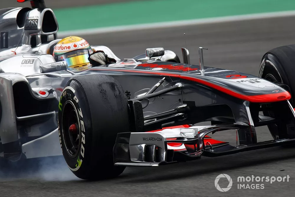 Lewis Hamilton, McLaren MP4-26 fait un blocage de roue