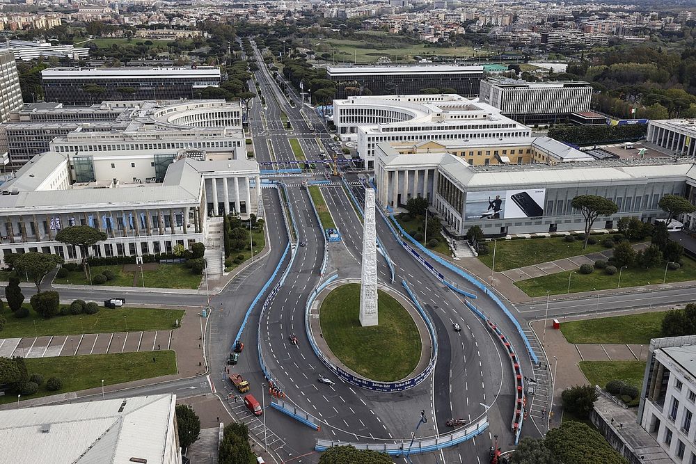 Los coches alrededor del Obelisco de Marconi