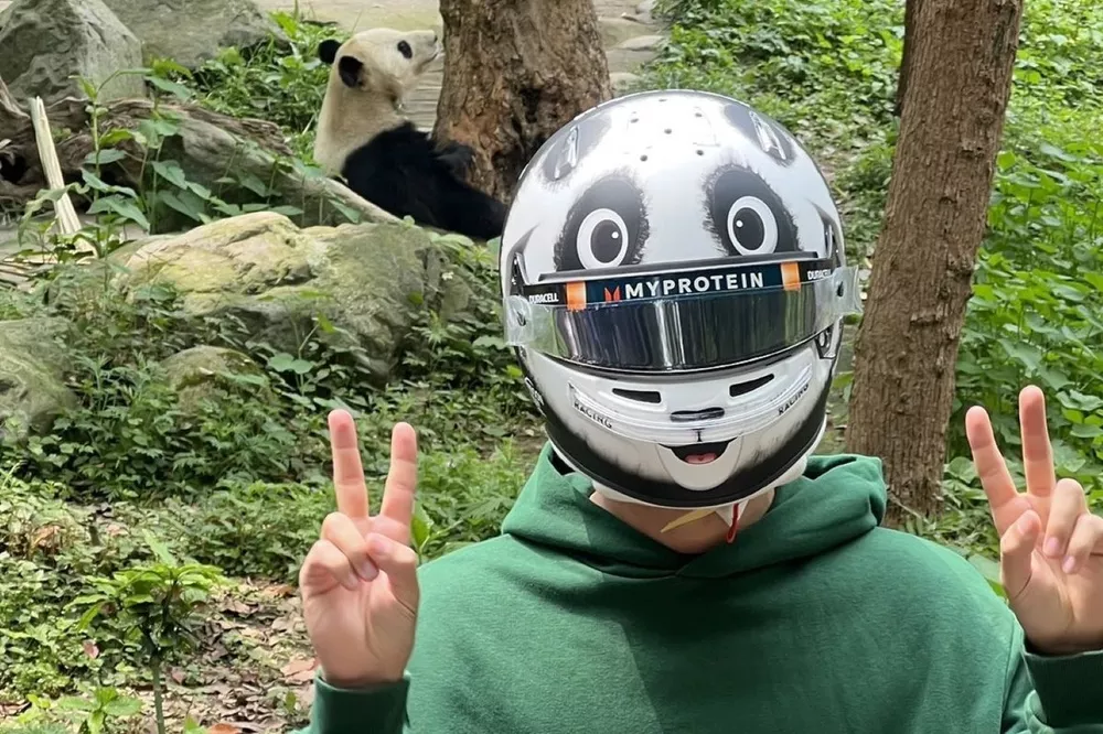 Alex Albon, Williams, y su casco especial para China
