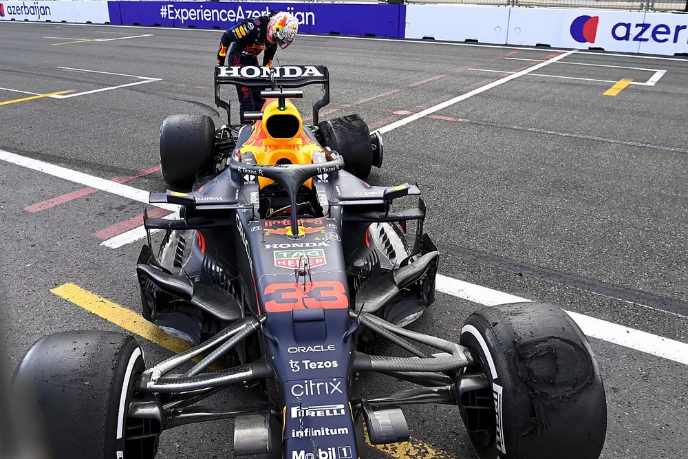 Max Verstappen, Red Bull Racing RB16B, regarde son pneu apr&egrave;s son abandon