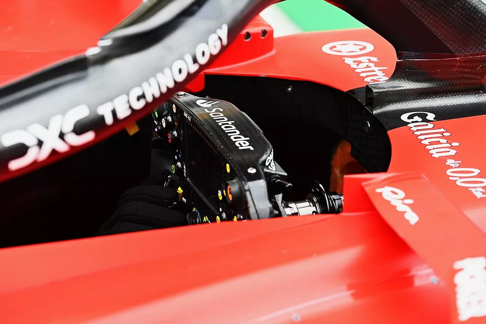 Volante en el coche de Carlos Sainz, Ferrari SF-23