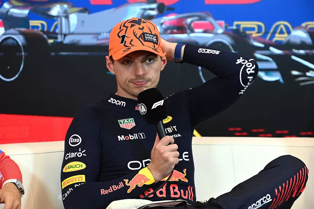 Max Verstappen, Red Bull Racing, 1&ordf; posici&oacute;n, en la rueda de prensa