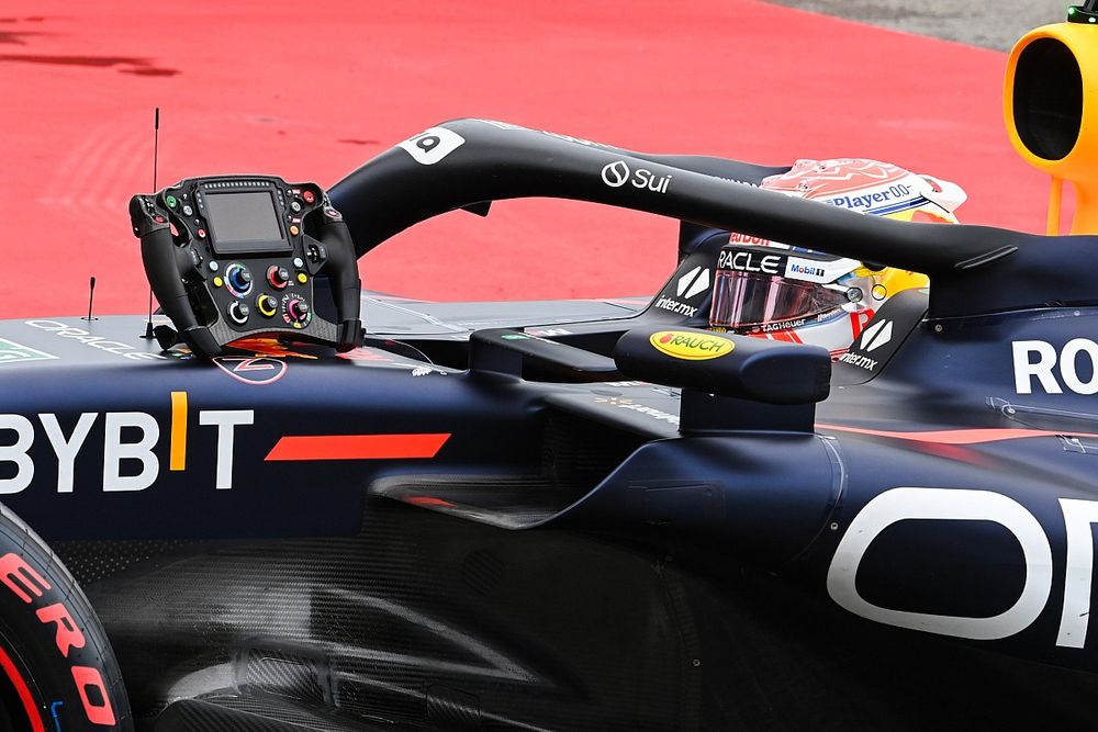 Ganador de la pole Max Verstappen, Red Bull Racing RB19, llega al Parc Ferme tras la clasificación