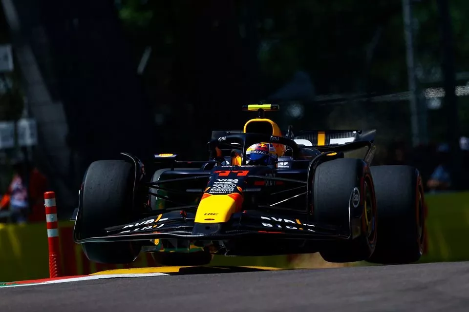 Sergio P&eacute;rez, Red Bull Racing RB20  en el aire