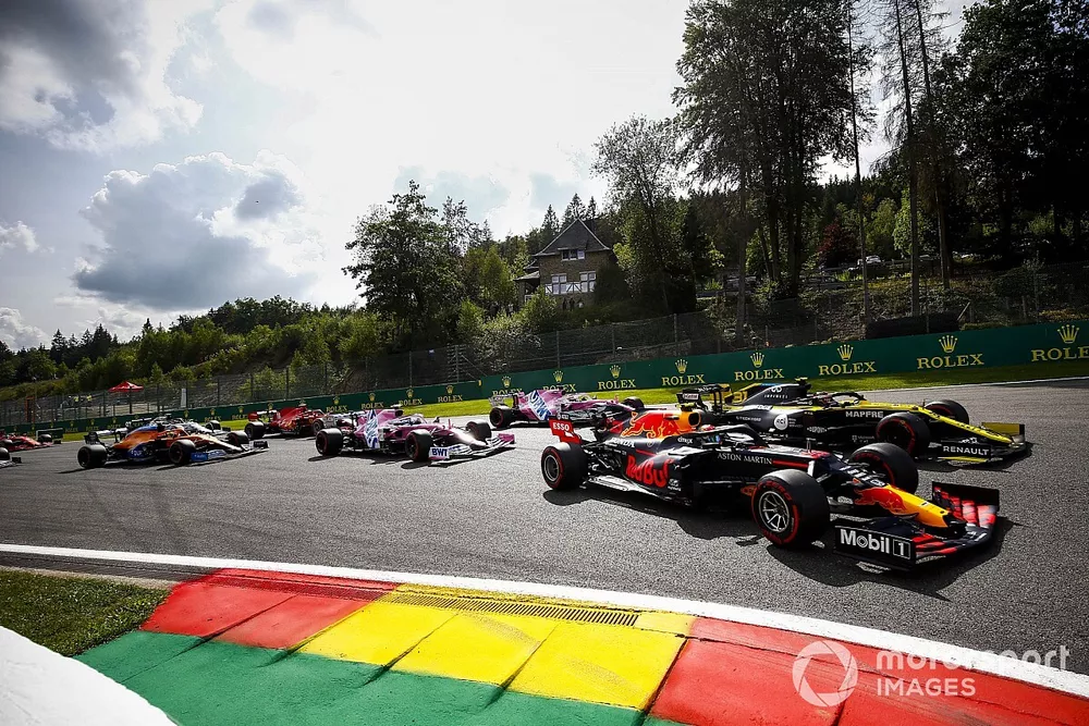 Alex Albon, Red Bull Racing RB16 et Esteban Ocon, Renault F1 Team R.S.20 se battent au d&eacute;part de la course