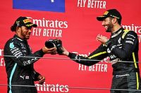 VIDEO: Hamilton se olvida del COVID y bebe de la bota de Ricciardo