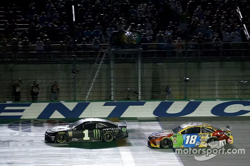  Kurt Busch, Chip Ganassi Racing, Chevrolet Camaro Monster Energy, y Kyle Busch, Joe Gibbs Racing, Toyota Camry M&M's