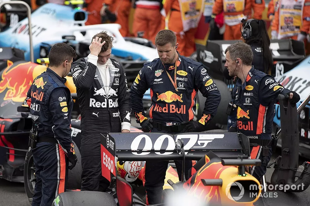Max Verstappen, Red Bull Racing, on the grid with his mechanics