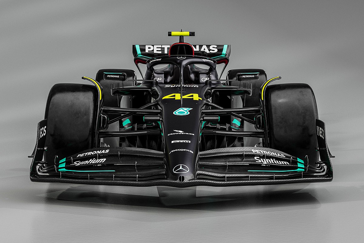 Mercedes, yeni F1 aracı W14'ü tanıttı!