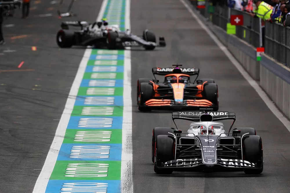 Pierre Gasly, AlphaTauri AT03, Daniel Ricciardo, McLaren MCL36, Yuki Tsunoda, AlphaTauri AT03, en el pit lane