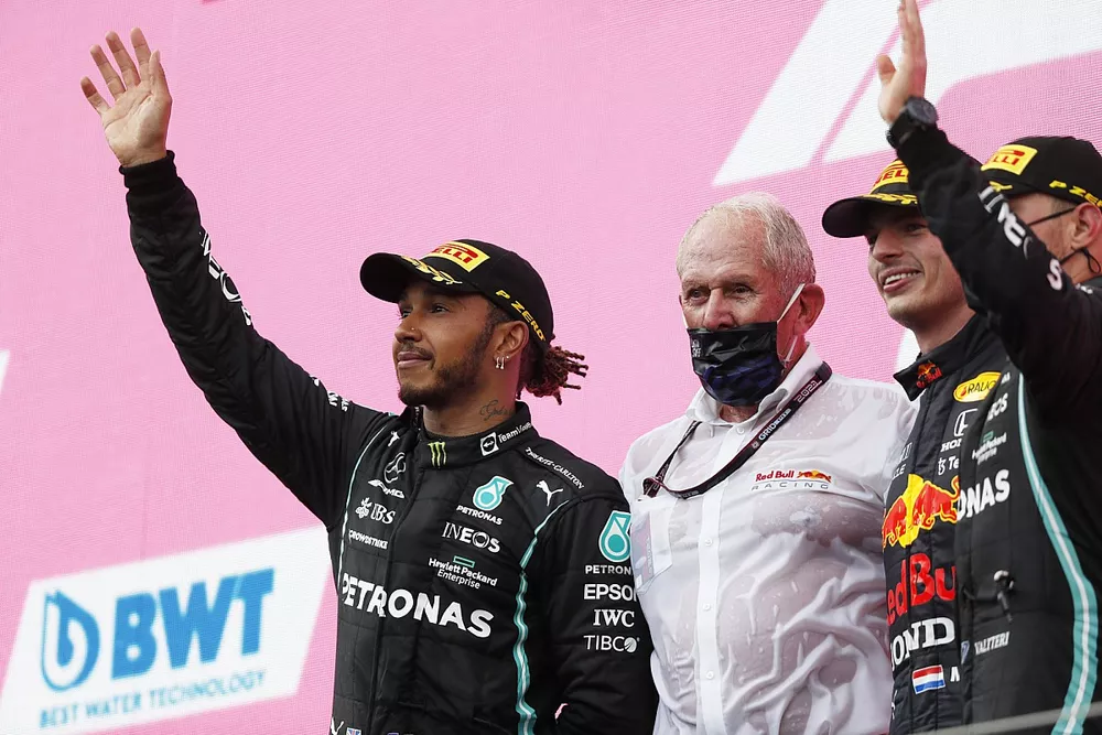 Lewis Hamilton, Mercedes, deuxi&egrave;me, Helmut Marko, Consultant, Red Bull Racing, Max Verstappen, Red Bull Racing, vainqueur, et Valtteri Bottas, Mercedes, troisi&egrave;me, sur le podium