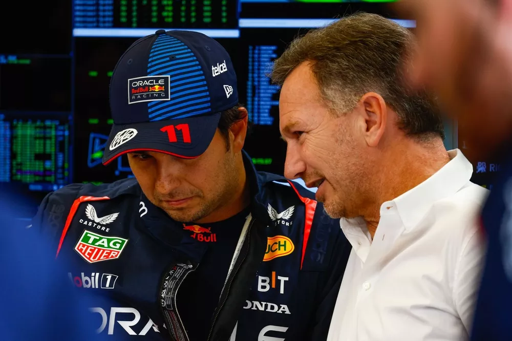 Sergio Pérez, Red Bull, habla con su director Christian Horner