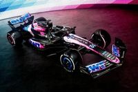 Fotos: las dos decoraciones del Alpine A524 de F1 negro (azul y rosa)