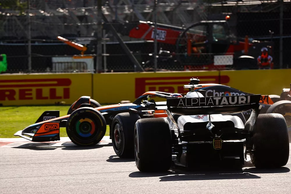 Oscar Piastri, McLaren MCL60, Yuki Tsunoda, AlphaTauri AT04, s'accrochent