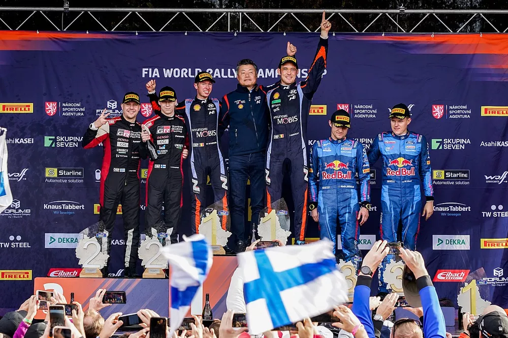 Podio: ganador Thierry Neuville, Martijn Wydaeghe, Hyundai World Rally Team Hyundai i20 N Rally1, segundo puesto Kalle Rovanper&auml;, Jonne Halttunen, Toyota Gazoo Racing WRT Toyota GR Yaris Rally1, tercer puesto Ott T&auml;nak, Martin J&auml;rveoja, M-Sport Ford World Rally Team Ford Puma Rally1