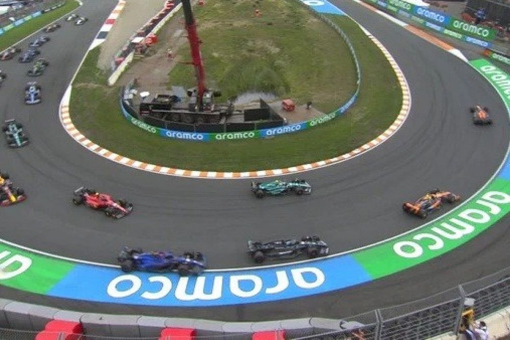 Alonso adelanta a dos coches en la curva 3