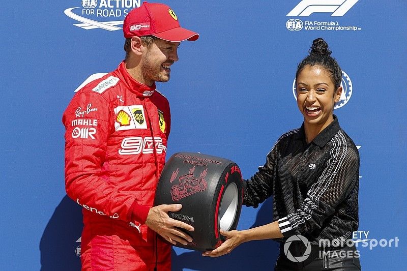 Sebastian Vettel, Ferrari, recibe el premio Pirelli Pole Position Award de la actriz Liza Koshy