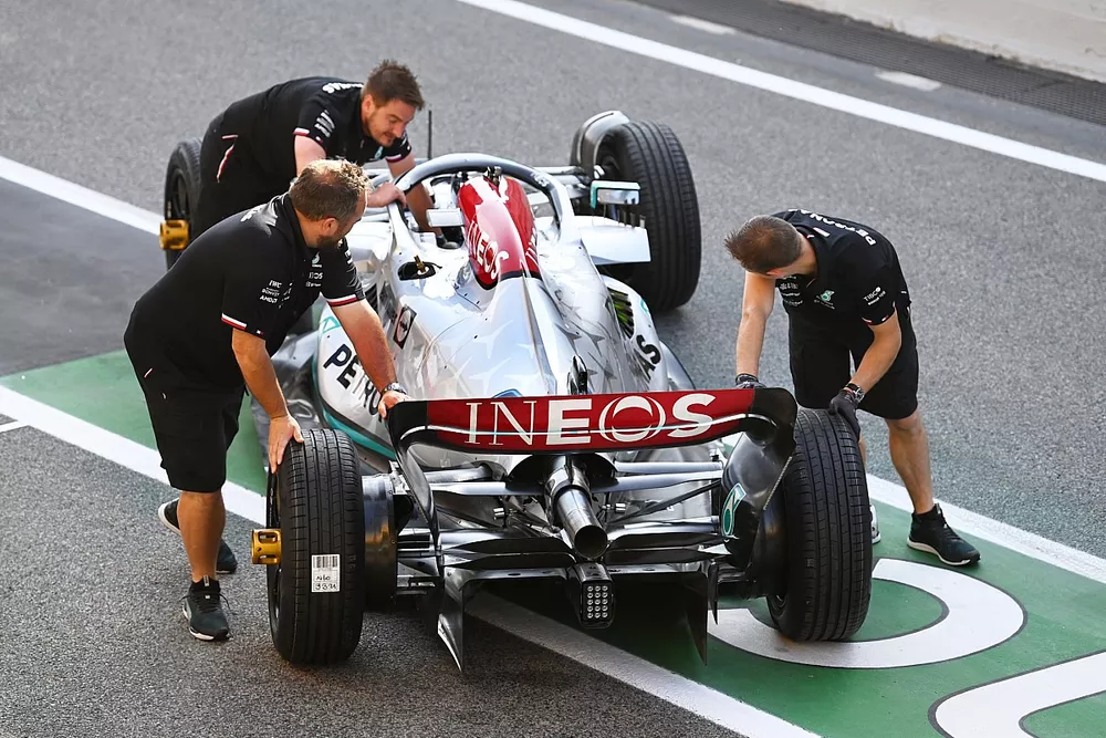 Il team Mercedes scarica una W13 nella corsia dei box