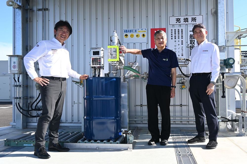 左からJRP上野禎久社長、raBit中田浩一理事長、ENEOS藤山優一郎常務執行役員